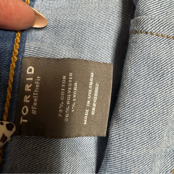 NEW Torrid Crop Wide Leg Lightweight Vintage High Rise Jeans Plus Size 20 Button - Picture 7 of 10